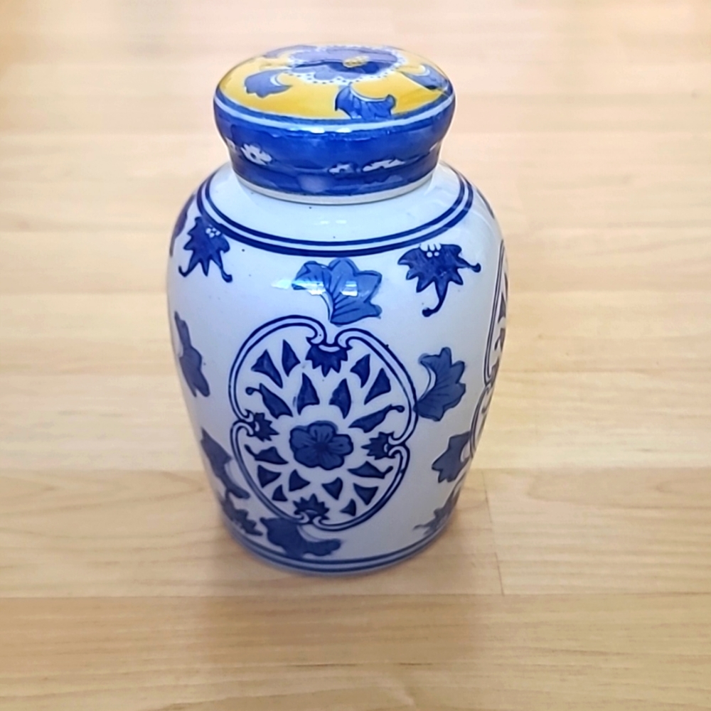 Decorative Blue and White Lotus Pattern Porcelain  Container 5 1/2"×3 1/2"